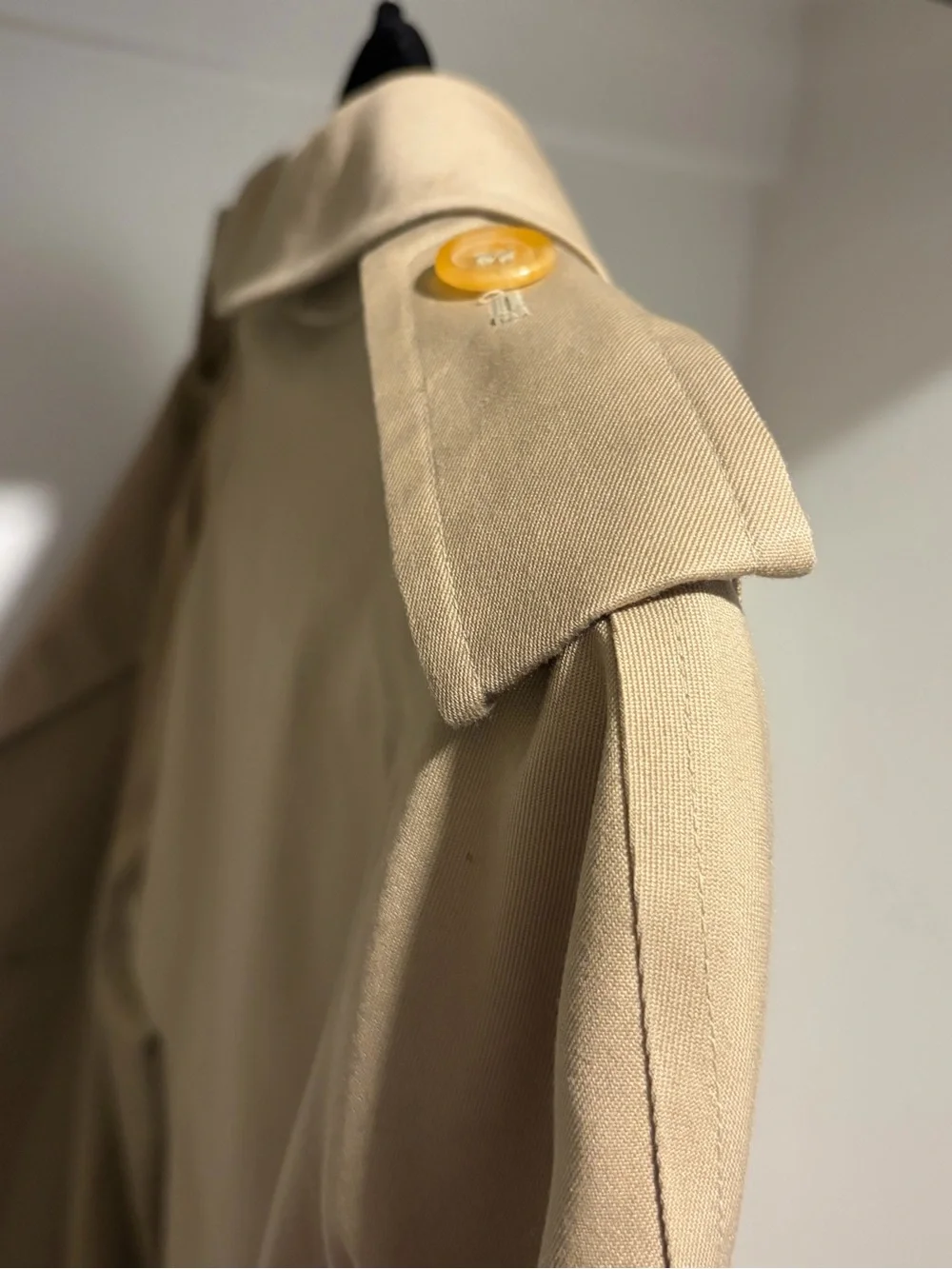 Burberry woman’s khaki Double-Breasted Trench Coat with Belt  and tartan lining - Picture 3 of 10